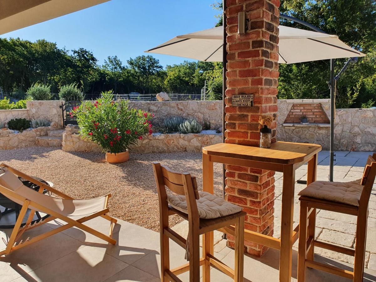 Villa Alara - Charming Villa With Heated Swimming Pool Milohnici Εξωτερικό φωτογραφία